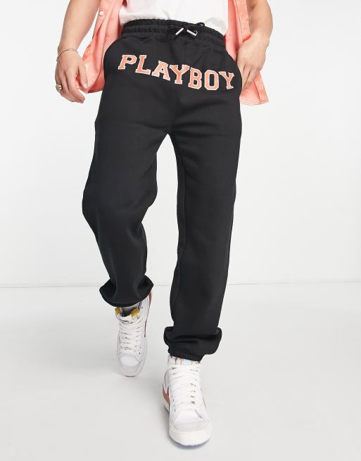 Mennace x Playboy – Svarta, avslappnade mjukisbyxor med tryckt logga, del av set