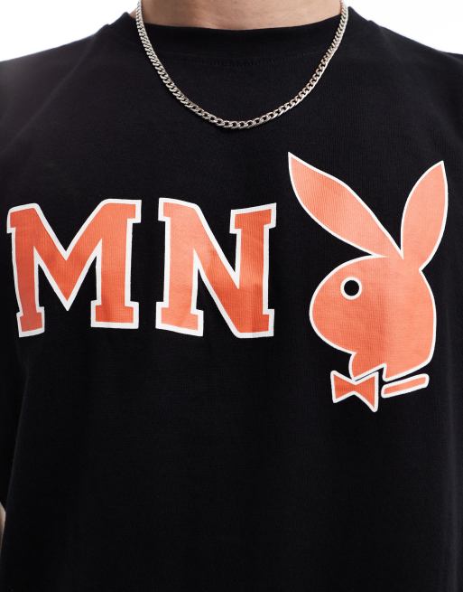ま EXAMPLE x PLAYBOY BASIC LOGO Mennace x Playboy T-shirt in black with chest and back logo print