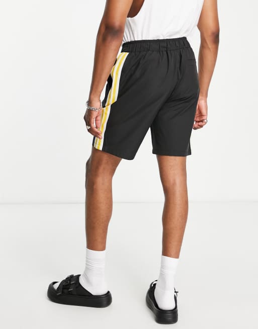 Mennace x Playboy - Vævede shorts i sort med gul stribe på siden, 2 af 4