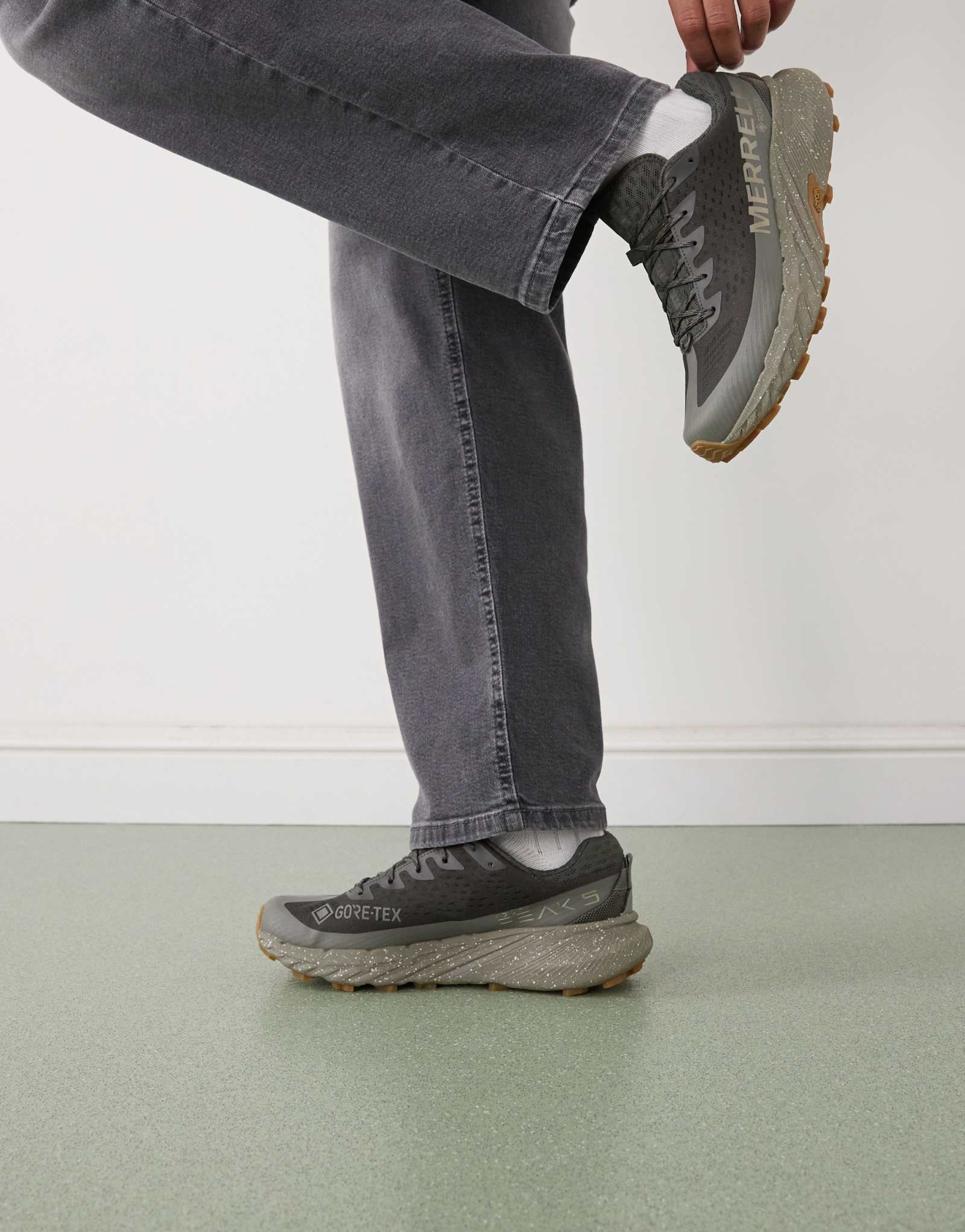 Кроссовки Merrell Agility Peak 5 GTX коричневого цвета