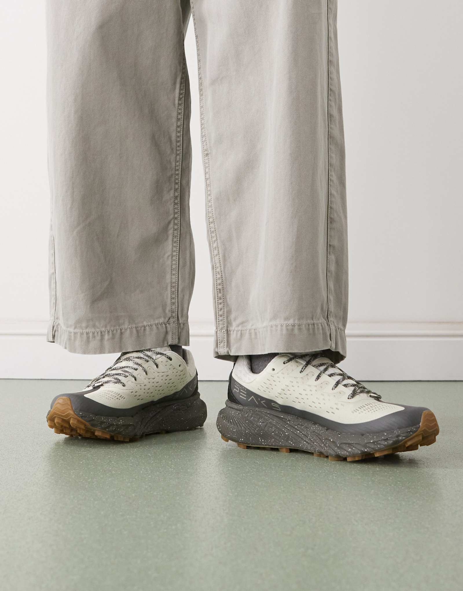 Кроссовки Merrell Agility Peak 5 серого цвета.