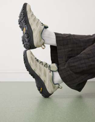  Moab 3 trainers in beige