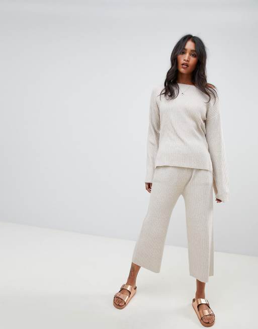 Ribstrikket sæt af offshoulder-trøje og joggingbukser fra Micha Lounge, 3 af 3