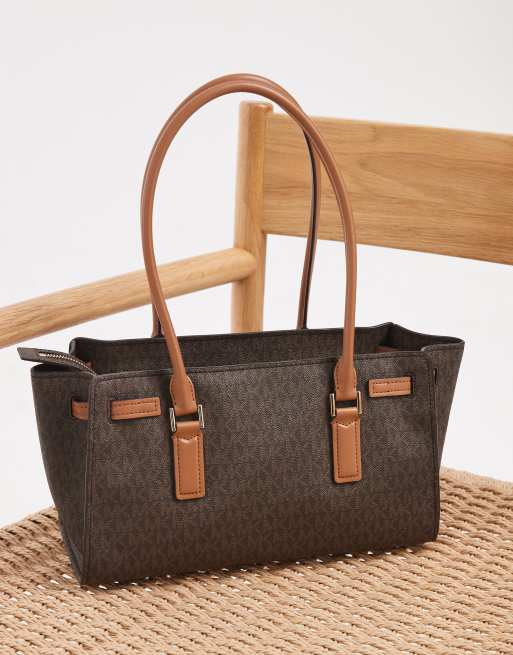 Michael Kors – Hamilton East West – Brązowa mała torebka na ramię z monogramem, 2 z 4