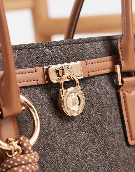 Michael Kors – Hamilton East West – Brązowa mała torebka na ramię z monogramem, 3 z 4