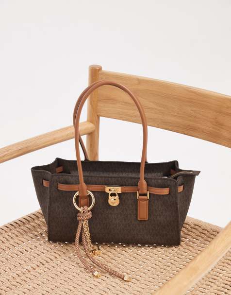 Michael Kors - Hamilton - Kleine East West schoudertas met monogram in bruin - view 1