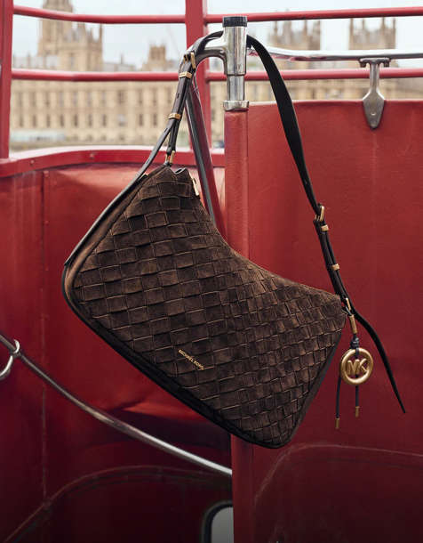 Michael Kors Nolita stor vävd axelväska i chokladbrun - view 1