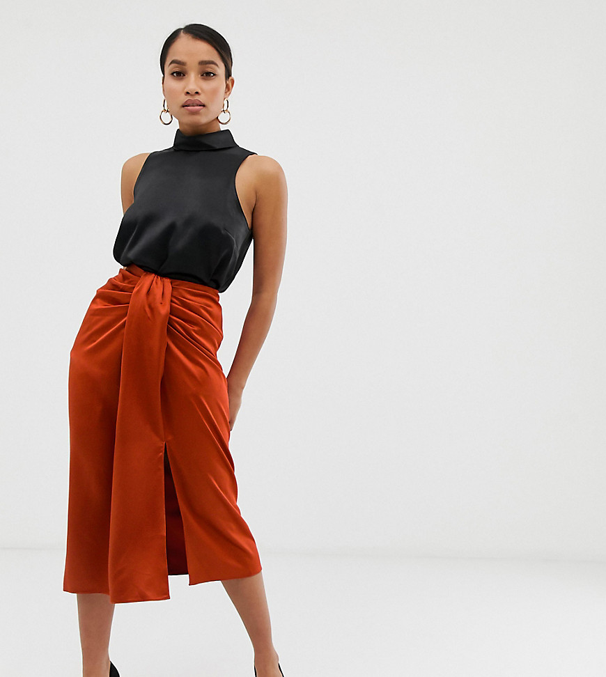 Midi-nederdel med rynkede detaljer i satin fra Fashion Union Petite-Rød