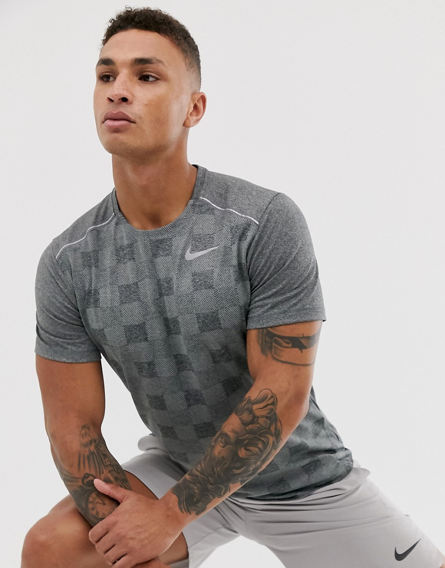 Miler grå t-shirt i jacquard-print fra Nike
