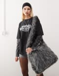 [Minga] Minga London black and white long faux fur crossbody bag One Size Black & white