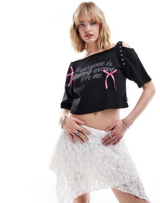 Minga London buckle shoulder slogan cropped t-shirt in black