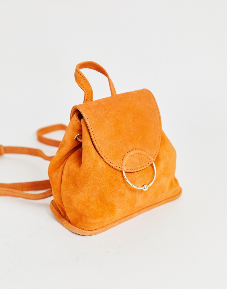 Mini-rygsæk i ruskind med ring- og kugledetalje fra ASOS DESIGN-Orange