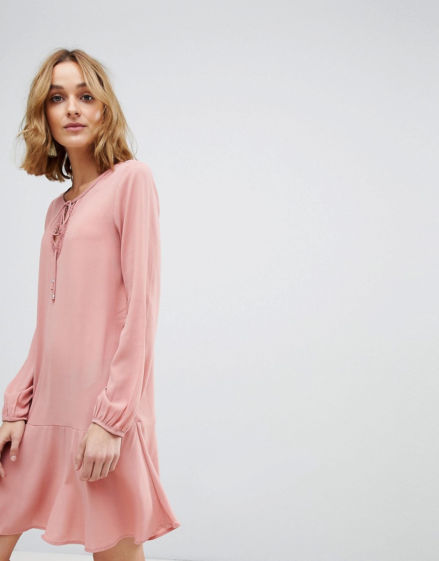 Mini swingkjole i pink med blonde detalje fra Vero Moda