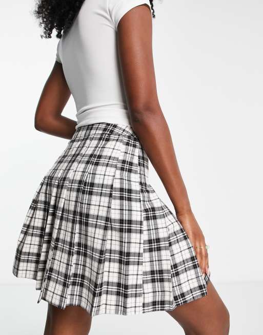 Minifalda a cuadros monocromáticos de estilo tenista de New Look, 2 de 4