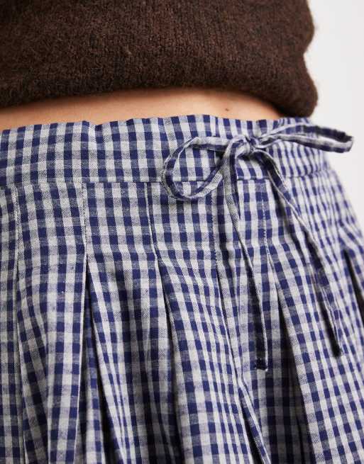 Minifalda a cuadros vichy azul marino plisada con lazada en la