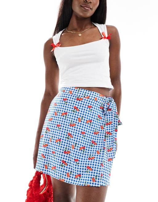 Minifalda a cuadros vichy con estampado de cerezas y parte delantera cruzada de PIECES
