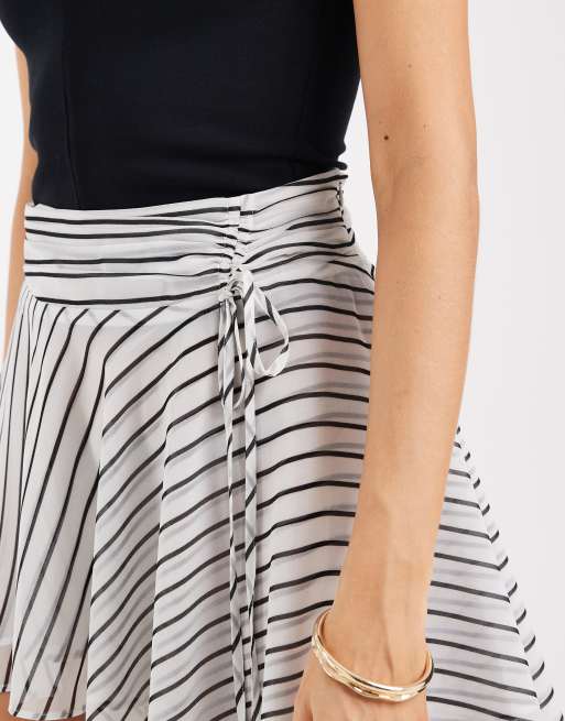 Minifalda a rayas con diseño superpuesto y cinturilla fruncida de chifón de ASOS DESIGN, 5 de 5