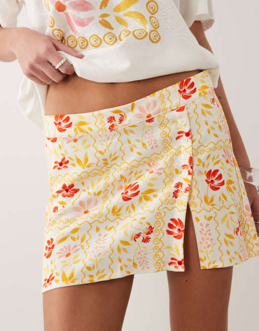 Minifalda amarillo limón con estampado floral y abertura delantera de Rhythm, 3 de 5