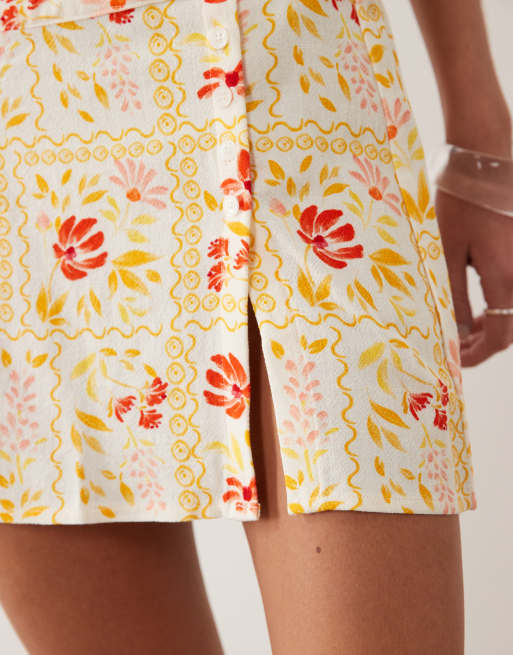 Minifalda amarillo limón con estampado floral y abertura delantera de Rhythm, 4 de 5