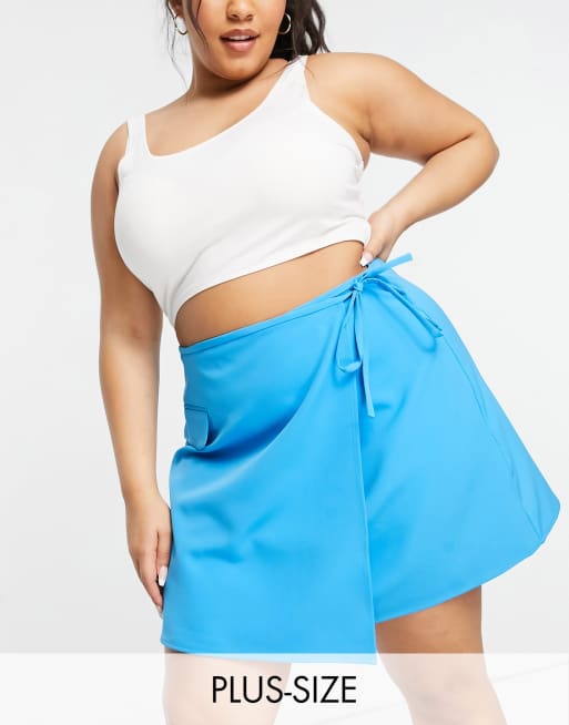 Conjunto azul luminoso de americana corta y minifalda con diseño cruzado de COLLUSION Plus, 2 de 2
