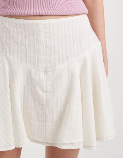 Minifalda blanca con cintura baja de tejido texturizado de ASOS DESIGN, 4 de 5