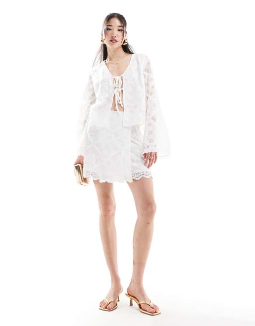 Minifalda blanca con lazada lateral de YAS (parte de un conjunto)
