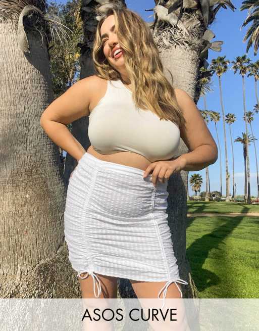 Minifalda blanca con parte delantera fruncida de sirsaca de ASOS DESIGN Curve