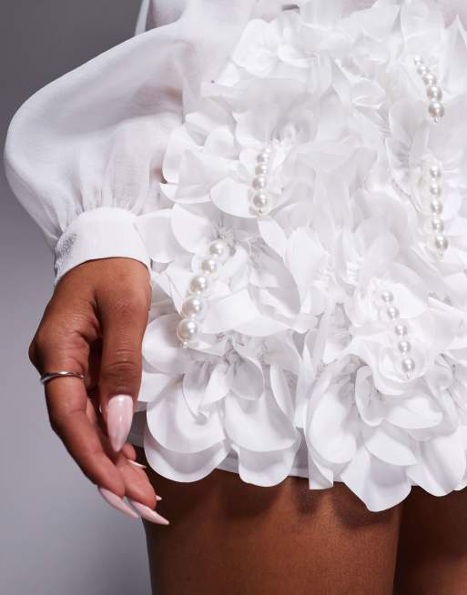 Minifalda blanca con volantes, patrón floral tridimensional y flecos de perlas de ASOS LUXE, 3 de 5