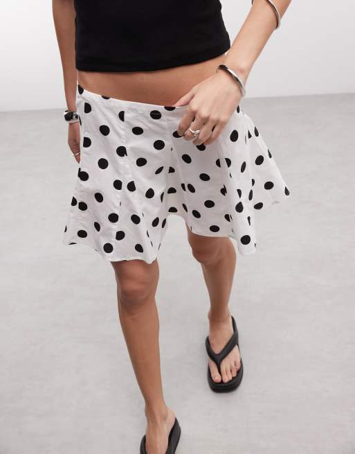 Minifalda blanca con vuelo y estampado de lunares negros de Noisy May, 2 de 5