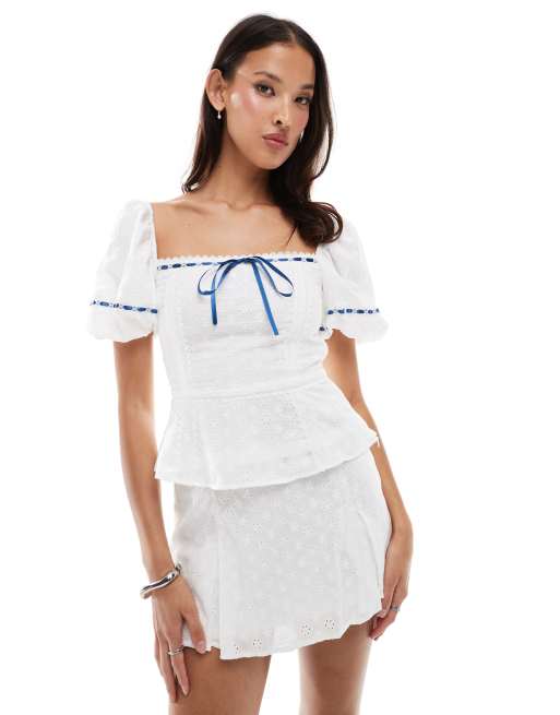 Minifalda blanca de talle bajo con bordado inglés y detalle entretejido de lazo de Daisy Street (parte de un conjunto)