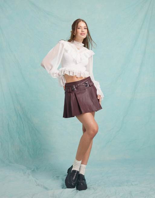 Minifalda burdeos estilo escocesa de cuero sintético con hebillas de Miss Selfridge, 2 de 5