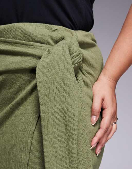 Minifalda caqui con lazada lateral de tejido rugoso de ASOS DESIGN Curve, 3 de 5