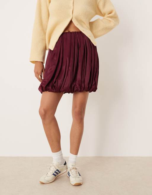 Minifalda color ciruela con bajo abullonado de satén de ASOS DESIGN, 3 de 5