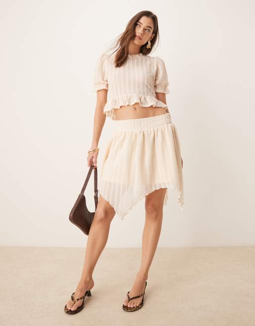 Minifalda color crema con volantes en forma de pico de tejido texturizado de ASOS DESIGN (parte de un conjunto)