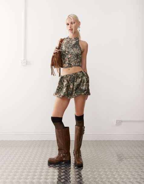 Minifalda con estampado de camuflaje y diseño abullonado de satén de COLLUSION - view 1