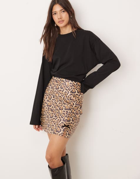 Minifalda con estampado de leopardo y detalle de lazo de cuero sintético de Miss Selfridge - view 1