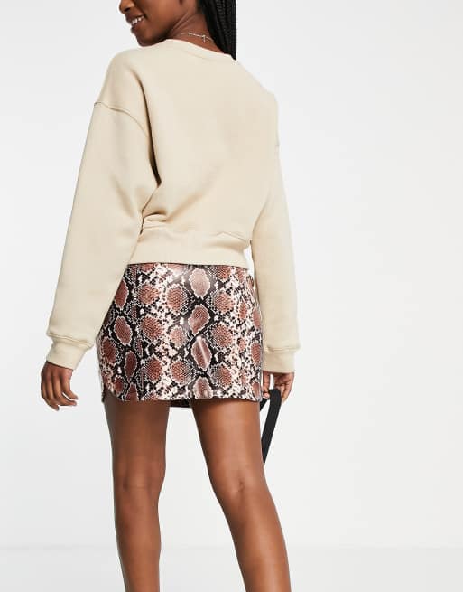 Minifalda con estampado de serpiente de cuero sintético de Miss Selfridge, 2 de 4