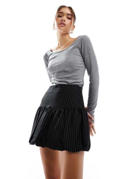 Minifalda con raya diplomática y bajo abullonado de ASOS DESIGN - view 1