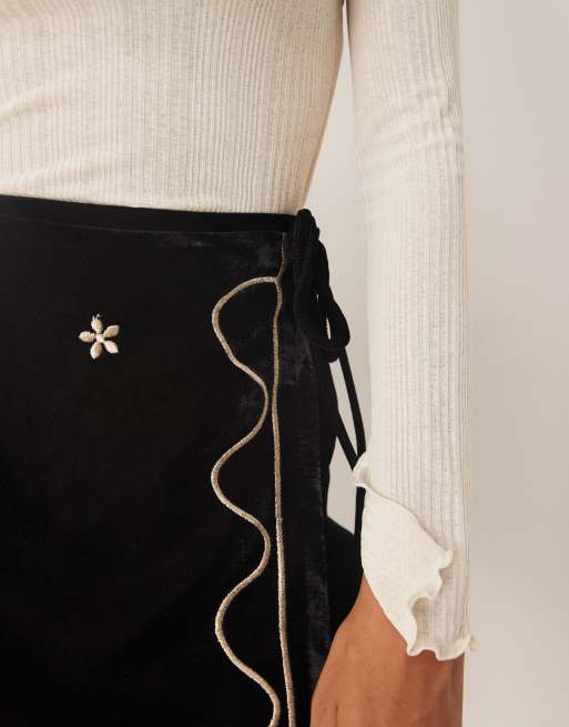 Minifalda cruzada con detalles bordados de terciopelo de ASOS DESIGN, 3 de 5