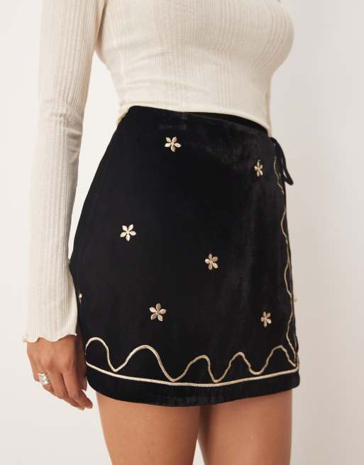 Minifalda cruzada con detalles bordados de terciopelo de ASOS DESIGN, 4 de 5