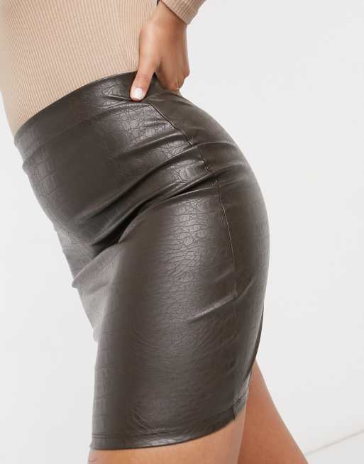 Minifalda de cuero sintético con diseño de efecto piel de cocodrilo en marrón de ASOS DESIGN, 3 de 4