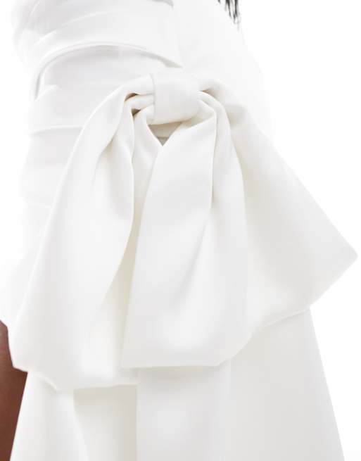 Minifalda de novia blanca con lazo drapeado de satén de Six Stories, 3 de 5