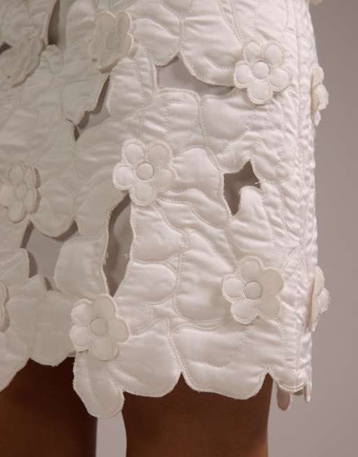 Minifalda de novia blanco marfil con diseño floral calado tridimensional de ASOS DESIGN, 5 de 6