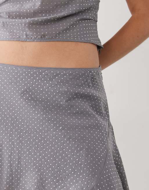 Minifalda gris con vuelo y diseño con pedrería de Monki (parte de un conjunto), 5 de 5