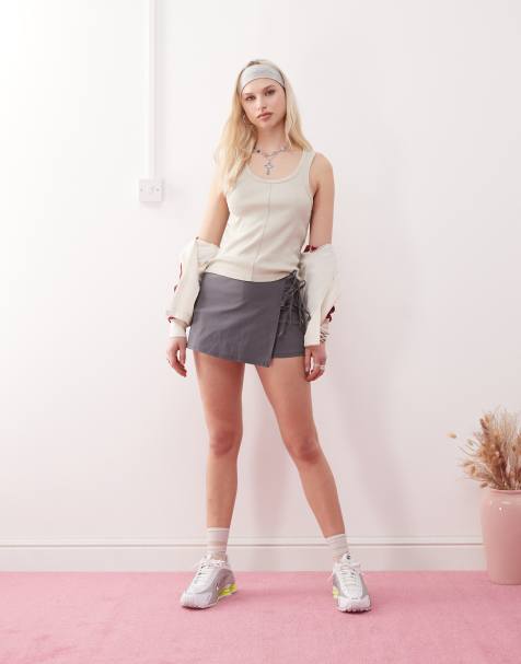 Minifalda gris cruzada con detalle de lazada de COLLUSION - view 1