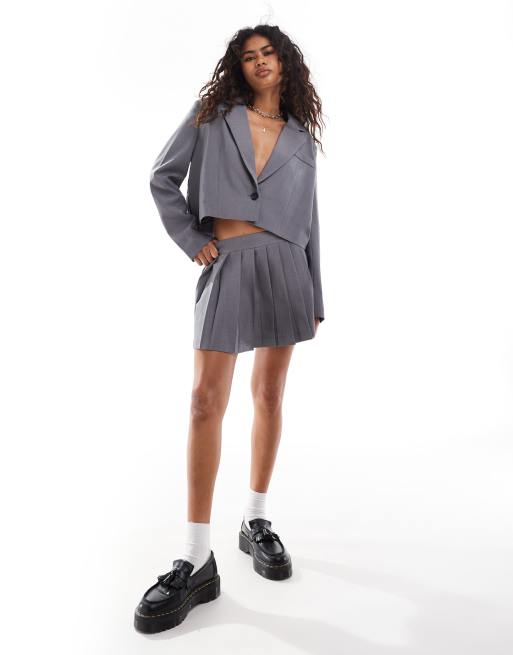 Minifalda gris plisada Corpcore de Something New (parte de un conjunto)