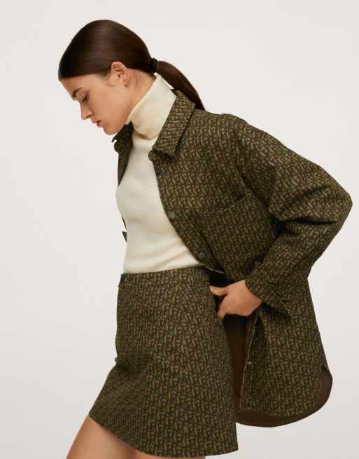 Minifalda marrón de estilo retro con estampado de monograma de Mango