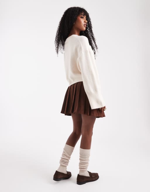 Minifalda marrón plisada con detalle de hebilla de antelina de ASOS DESIGN, 3 de 5