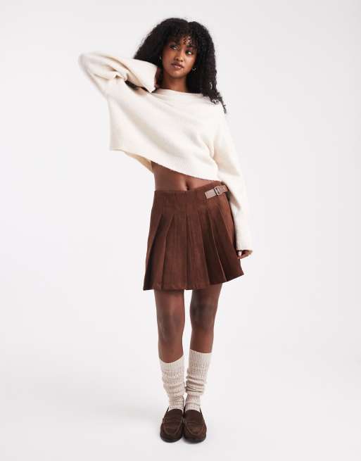 Minifalda marrón plisada con detalle de hebilla de antelina de ASOS DESIGN, 4 de 5