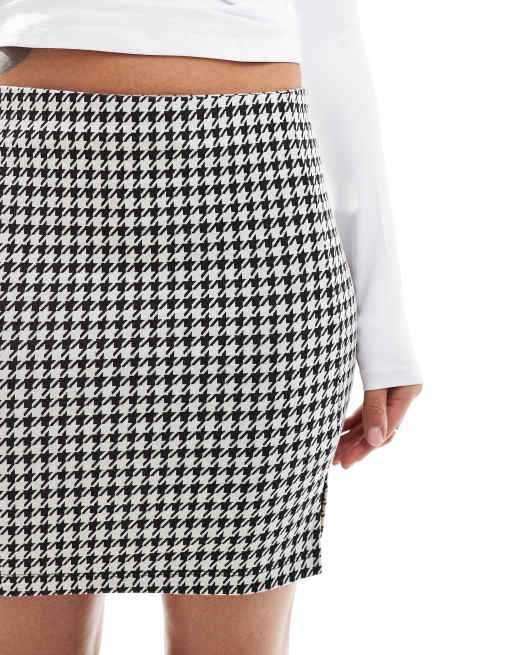 Minifalda muy corta a cuadros monocromáticos con abertura delantera de ASOS DESIGN, 4 de 5